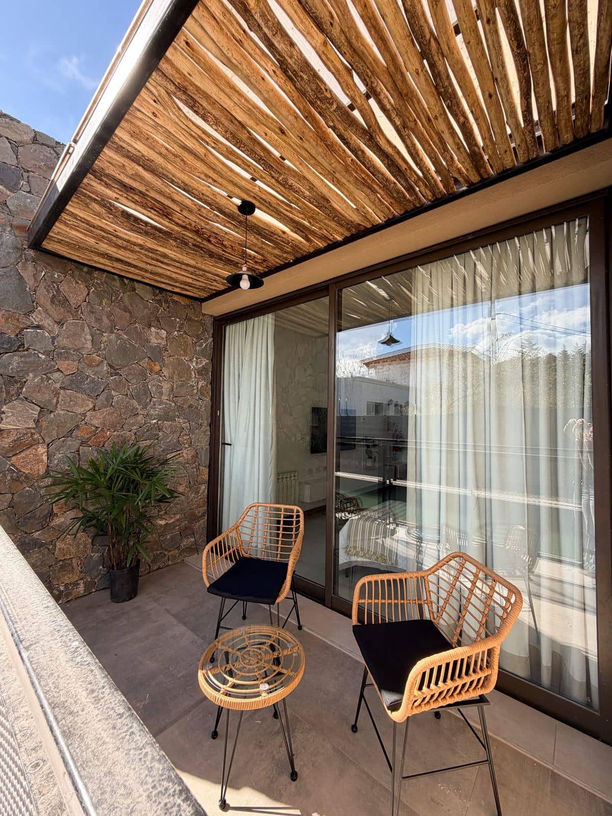 Patios privados — geriátrico en Mendoza, Residencia Vitacoria