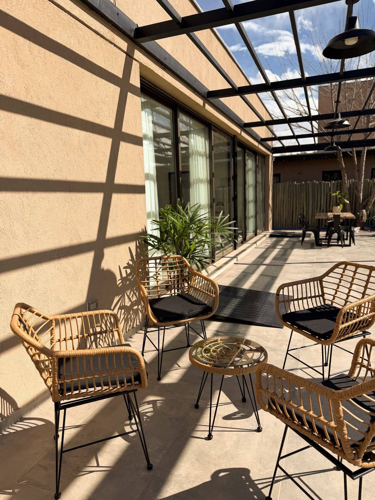 Patio con pérgola — geriátrico en Mendoza, Residencia Vitacoria